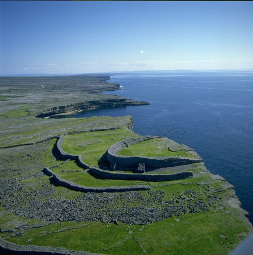 coolartefact: Dun Aengus - prehistoric fort at the edge of an 100 meter high cliff. The first constr