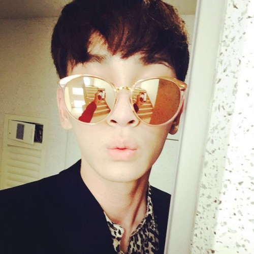 bumkeyk: 셀카찍는나를볼수있는아이폰에비친셀카찍는나를보는나 / yes(© trans) i took a selca that was able to see my iphone