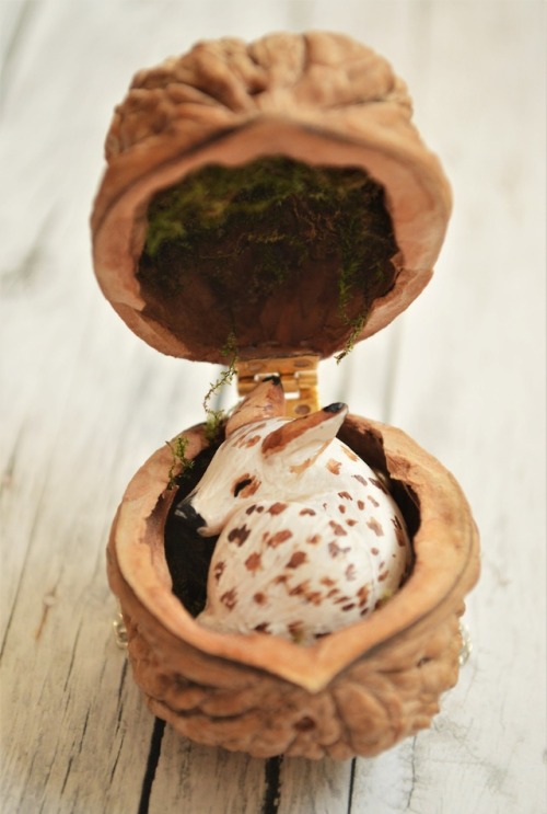 sosuperawesome:Animal Necklaces in Walnut Shell Boxes / Acorn and Animal LocketsClay Comet Creations