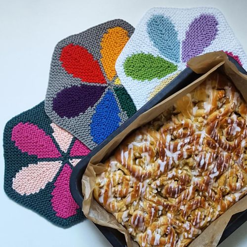 Weekend baking - and one of my favorites again - apple cinnamon buns. Here with my Jasmin Potholders