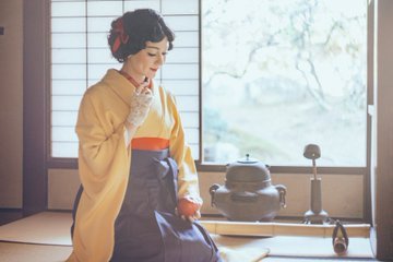 Super cute Snow White inspired kimono outfit. The retro Taisho roman (early Showa?) style feats this
