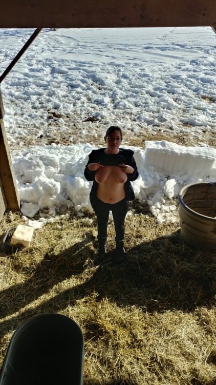 anneandjames: feistylittleleopard:  A little fun at the barn.. But it’s getting warmer here.. 