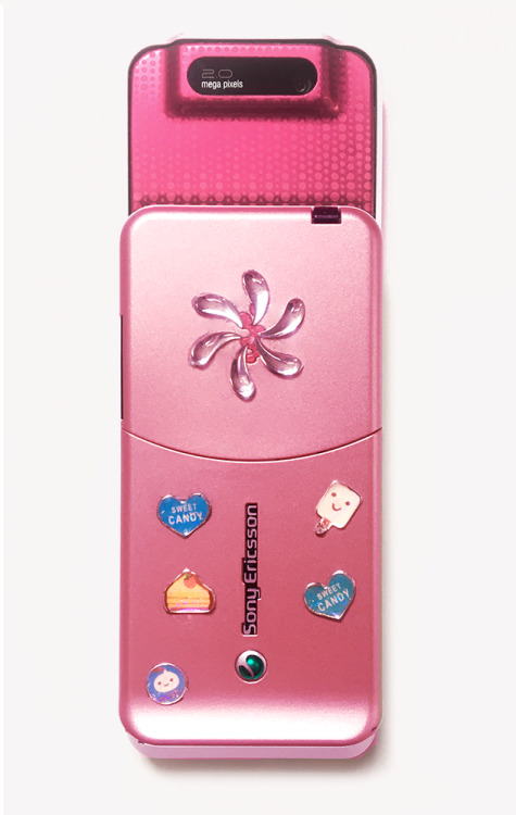 peroream-gal:i found my phone from 2007 !! pink sony w580i