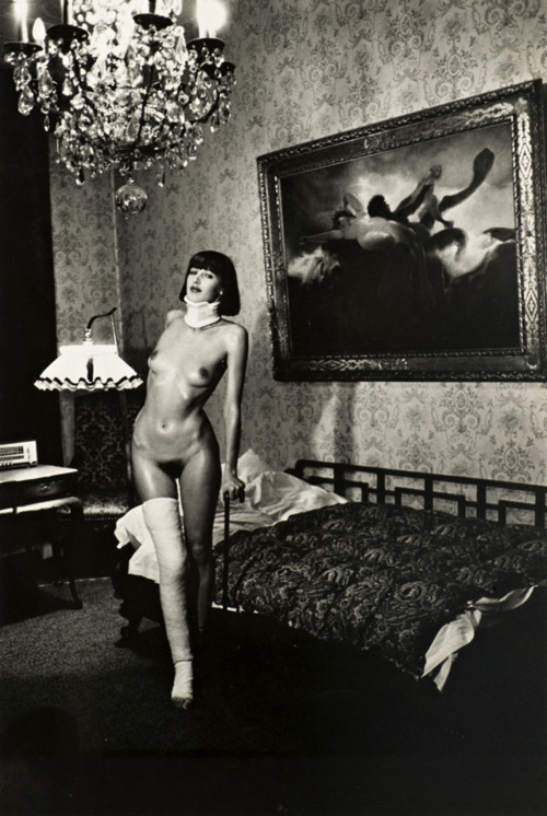 totalement70:Helmut Newton - Jenny Kapitan, Pension Doria, Berlin, 1977.