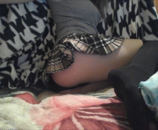 Do you guys like kneesocks with short skirts? I love them 