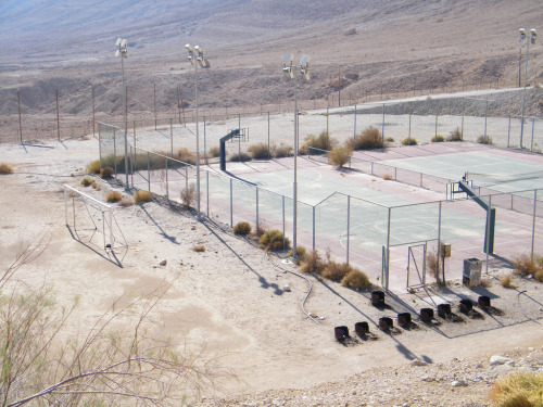 rhetoricc: qock:  A basketball court in the desert near Ein Gedi Kibbutz by Vadim Lavrusik   ✣rosy &