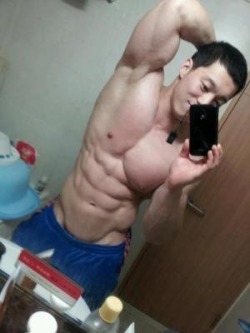 keepemgrowin:  OMFG… bulked, cut and sexy as hell.magicgayguy:  muscleholic:  Hunk and a half  이런몸 너무좋아 ㅠ