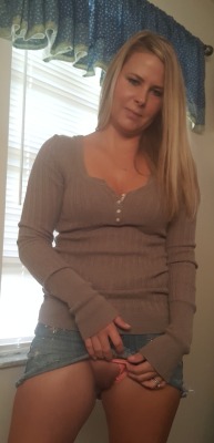 lilsexykat:  Going christmas shopping all day anyone wanna meet up and buy me a gift afterwards