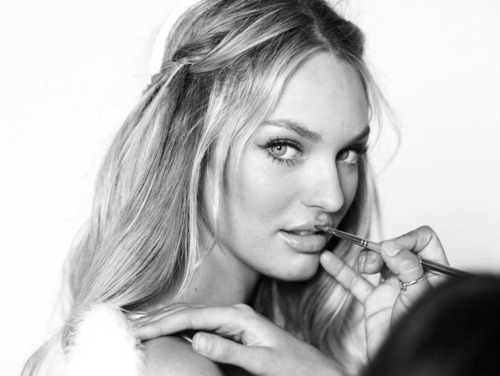 fausses-apparences:  Message me if you have a fashion blog!! Need more blogs to follow xx