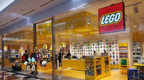 There’s this trend of Sonic characters going shopping so here’s Charmy going to the Lego