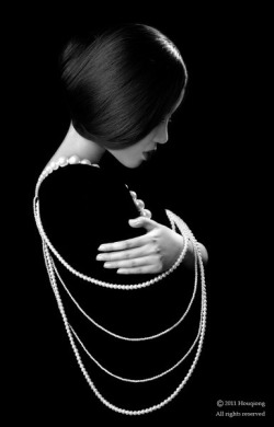 missdainamite:  Lady in pearls 