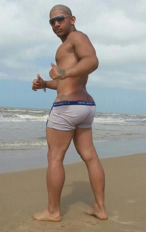 getitmoist:  Dominican beach booty