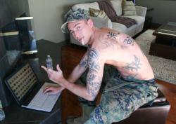 nastysmokeboy:  One hot Military dude. 