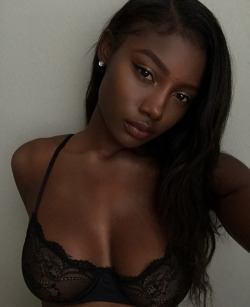 dswsubmit:@amina.aurdrey ・・ For make-up tutorials follow @darkskinwomen.makeup 💋