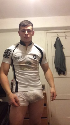 guys-with-bulges:  Click to see footballer Luke from Hatfield “free willy.”