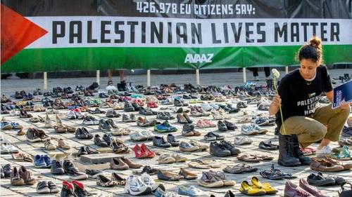 Campaigners lined up 4,500 pairs of shoes symbolizing the number of Palestinians killed by Israelis 