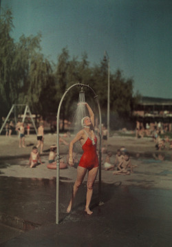 natgeofound:  A 1936 color photograph shot in Berlin on Agfacolor, a German film.Photograph by Hans Hildenbrand, National Geographic