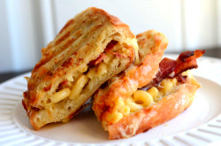 macaroni-land:  bacon mac grilled cheese 