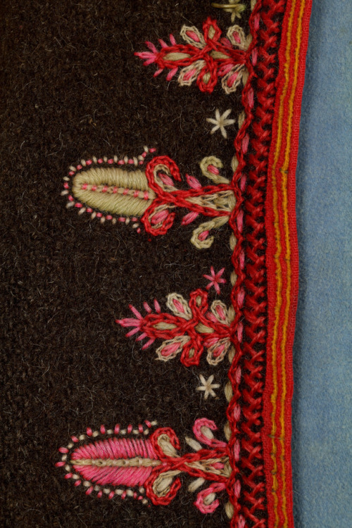 lamus-dworski: morepopcornplease: itsallwearecalledtodo: polishcostumes: Embroidery detail on a wool