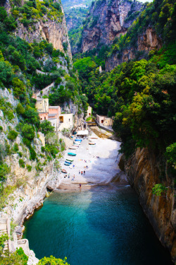 travelingcolors:  Hidden Beach in the Amalfitan