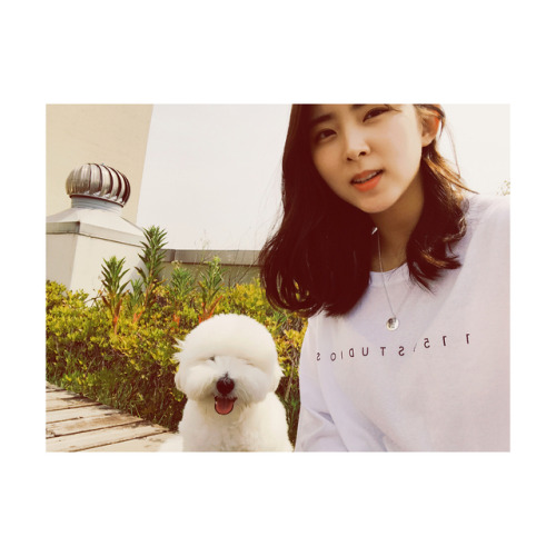 kkwonsso_94: #권총 #권소현 총이 #스마일  오늘 참 덥다