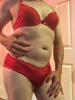 cmancream:Lady gurl in red! So cute!