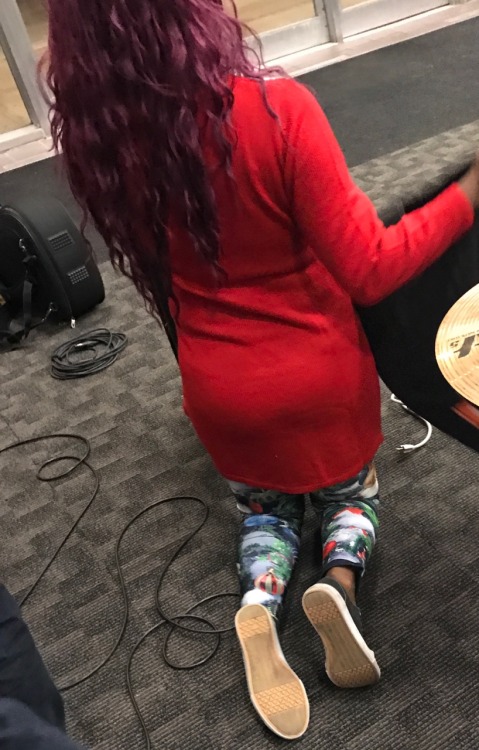 kaijataylorcd:Well, at work today this HOT black chick was wearing these amazing off brand Converse.