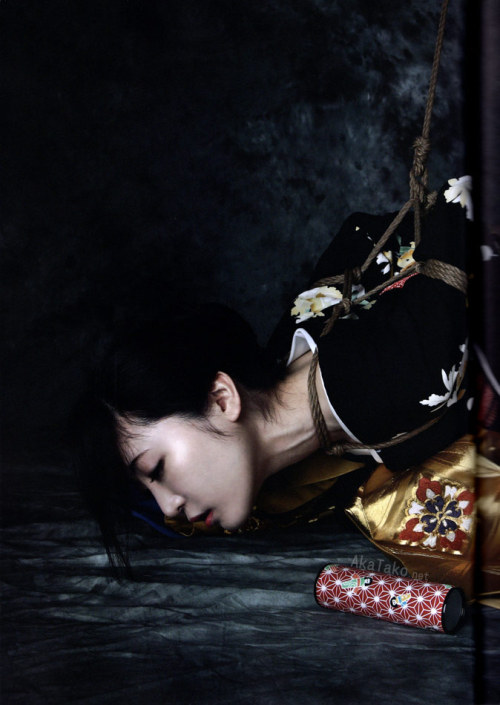 Nananano tied and photographed by Hajime Kinoko in “Wayou Kinbaku Miyabi”. 200+ pages of