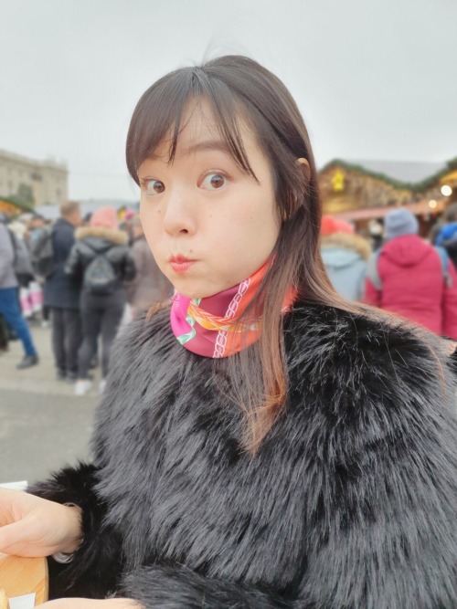 Eating the traditional food at the typical christmas market.美術史博物館の前のクリスマスマーケットで、スープパイを食べてみる。なかなか美味で