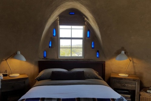 seansavestheworld: utwo: Off-grid Adobe Dome in the Desert / Terlingua © airbnb I need to book 