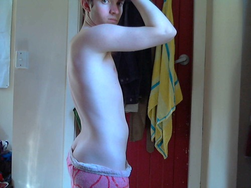 kesslernsfw:  2 quick pics after my shower, i havent shaved in nearly 3days fyi… my face i mean. 