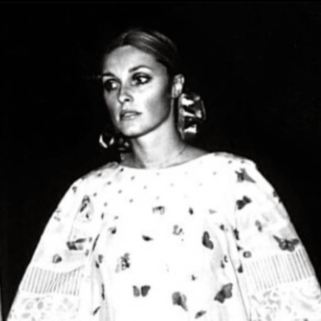 Sharon in her butterfly dress and ribbons in her hair🌻🌻🌻
Via @polanskisharontate on Instagram🌻
