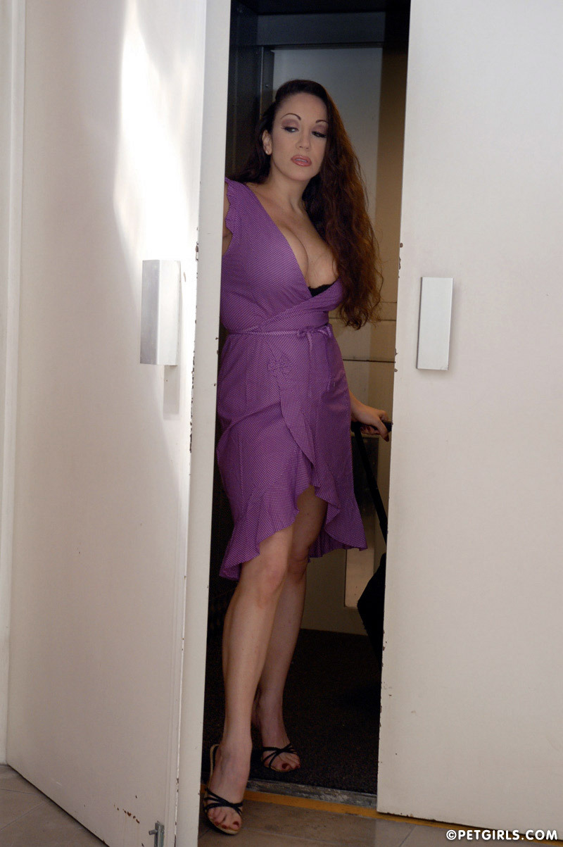 petzandpuppiez:  Jewell Marceau continues her petgirl training:)      (via TumbleOn)