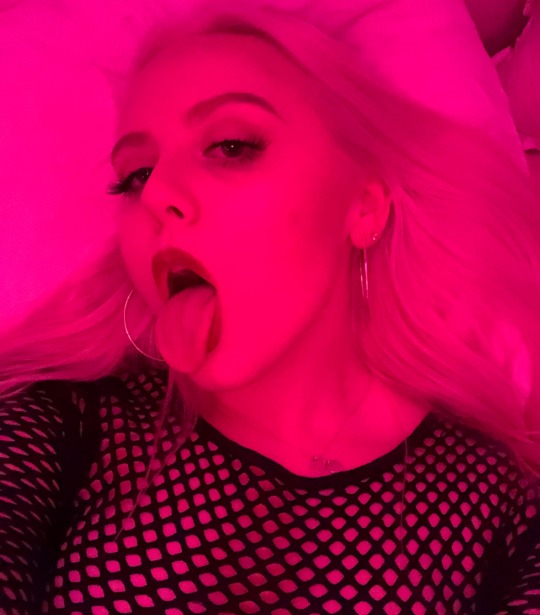 yourmilkdoll:go and sub to my onlyfans or dm me for custom content!! 