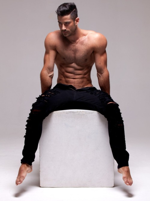 mrbiggest:  NOT EVEN NAKED AND HE’S HOT AND GETTING ME HORNY 