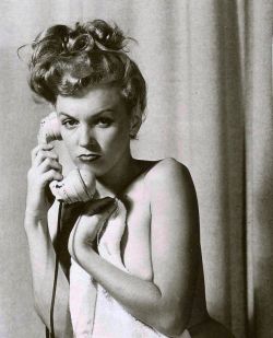eternalmarilynmonroe:  Marilyn Monroe photographed by Earl Moran, 1949.   Not happy