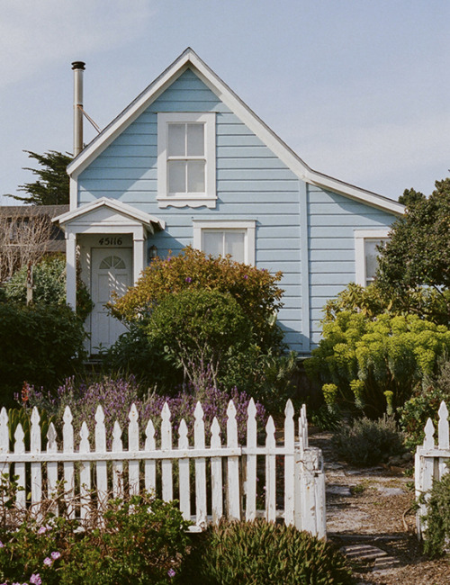 marcalcock: Mendecino fairytale How adorable is this house?