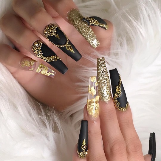 Aggregate 158+ black and gold nail ideas latest