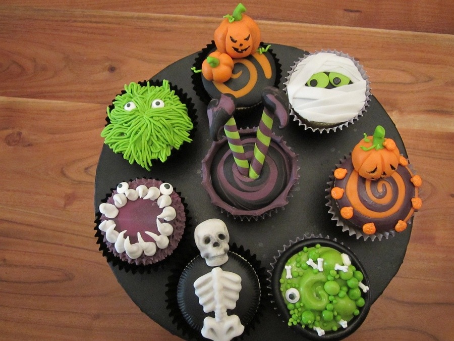 thecakebar:  Gorgeous Halloween Fondant Cupcakes 