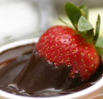 get-motivation:  Some Chocolate Covered Strawberry food porn for ya! :) I really would love some strawberries covered in dark chocolate right now!