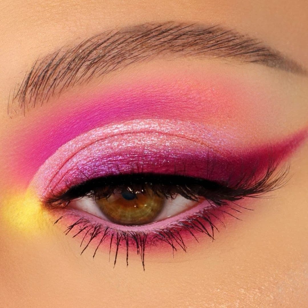 Belleza para tod@s — Beautiful eye makeup in pinks with a pop of yellow...
