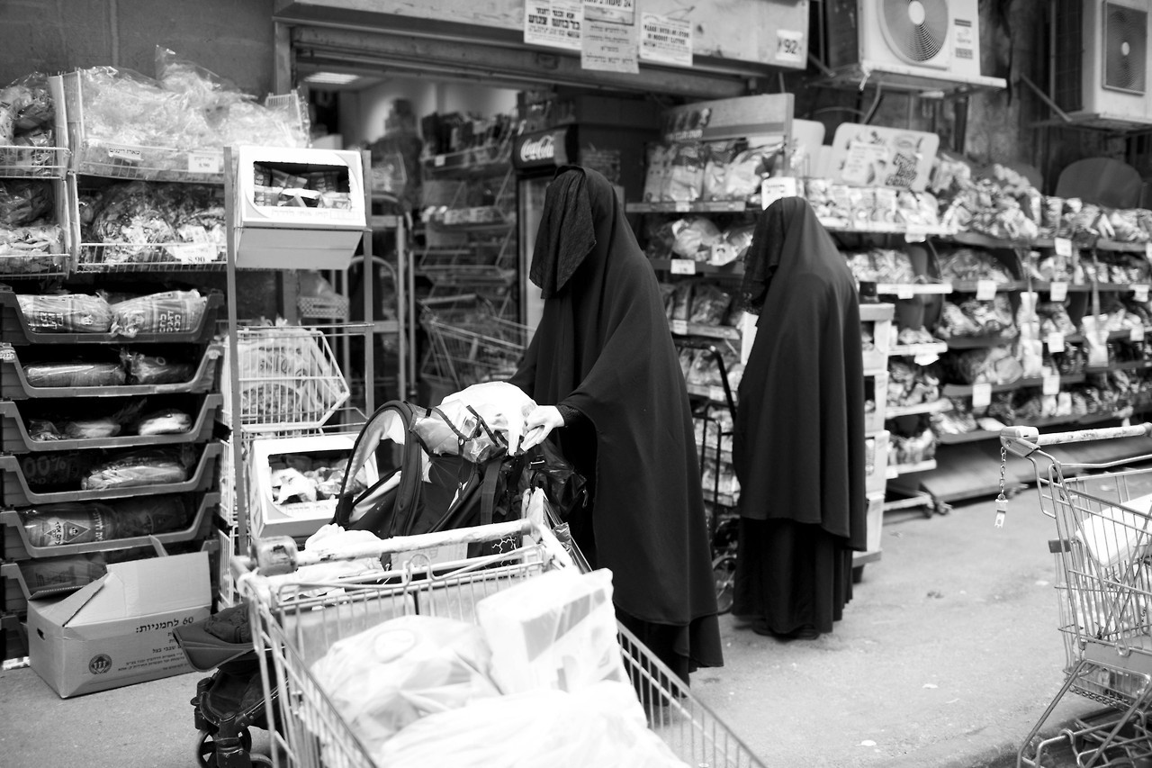 Mujeres judías ultraortodoxas haredim (temerosos de Dios) ataviadas con el “frumka” (similar al burka) en el barrio de Mea Shearim en Jerusalén (Israel). Las mujeres haredim lucen este tipo de prendas en lugares públicos como muestra de modestia. A...