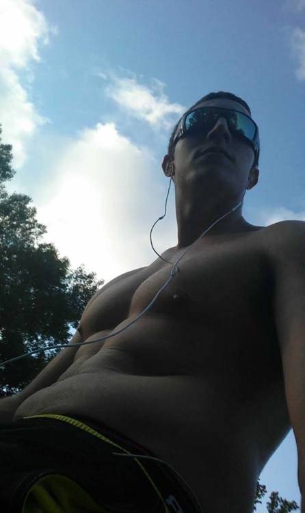 straightmenworshipping:  straightdudesexting:  Straight stud  YUM 