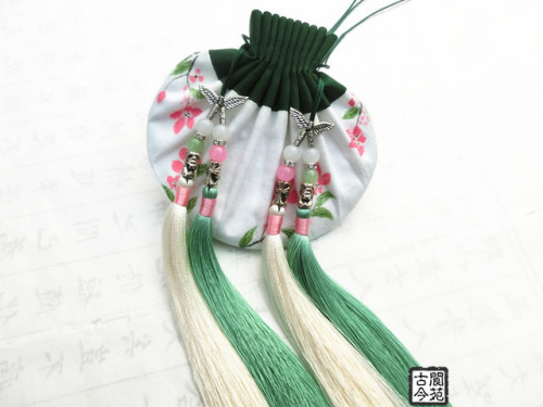 ziseviolet:fouryearsofshades:阆苑古今工坊A hebao/荷包 is a purse-like traditional Chinese accessory of hanfu