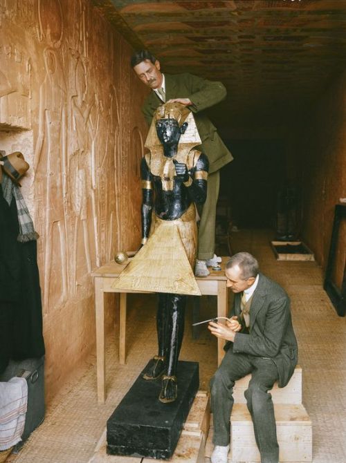 alice-quinn-at-oxford:January 1924 In a “laboratory” set up in the tomb of Sethos II, conservators A