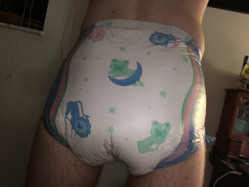 krinkleskorner:  pointerthepiglet:  I got a present from a friend and I couldn’t wait to try them out!!!   Super crinkly and comfy!! Can’t wait to see how they swell hehehe  You guys HAVE TO check out this guys page and enjoy the awesome vids and