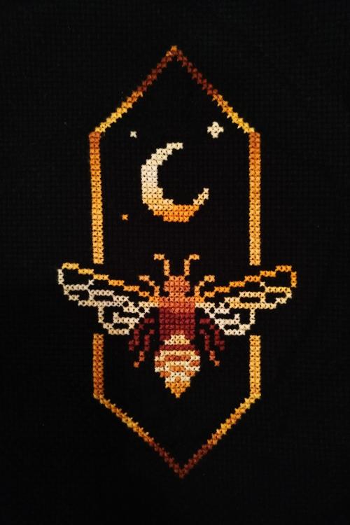 somediyprojects: Bee by the Moon stitched with variegated floss by AffectionateFish. Pattern designe