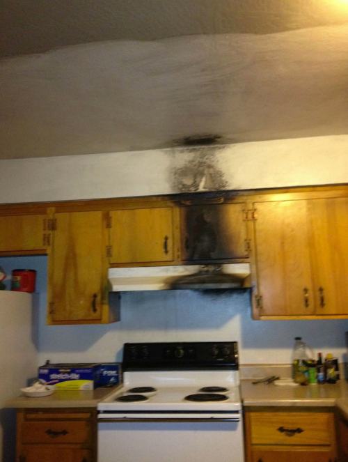 pleatedjeans:21 People Who Have No Idea What They’re Doing in the Kitchen