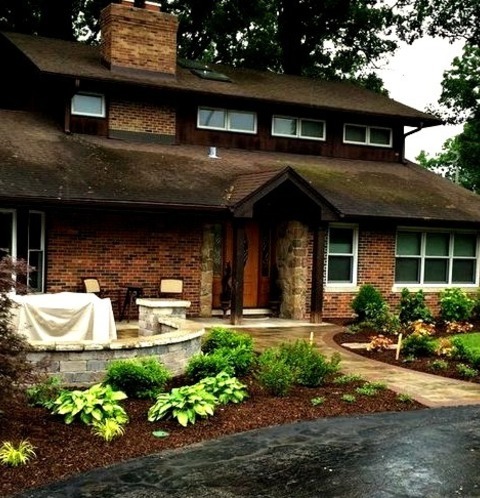 Chicago Front Yard Brick Pavers Design Ideas For A Mid-sized Traditional Partial Sun Front Yard Brick