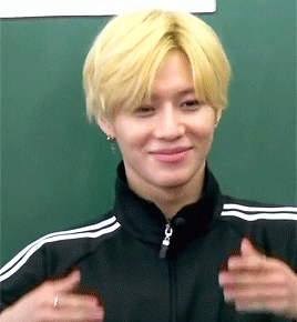manly taemin hiding to watch a couple hugging each other